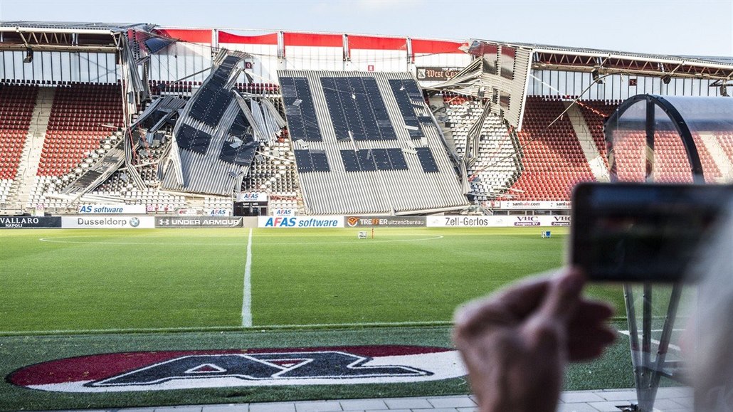 Na stadionu v nizozemském Alkmaaru se zřítila část střechy