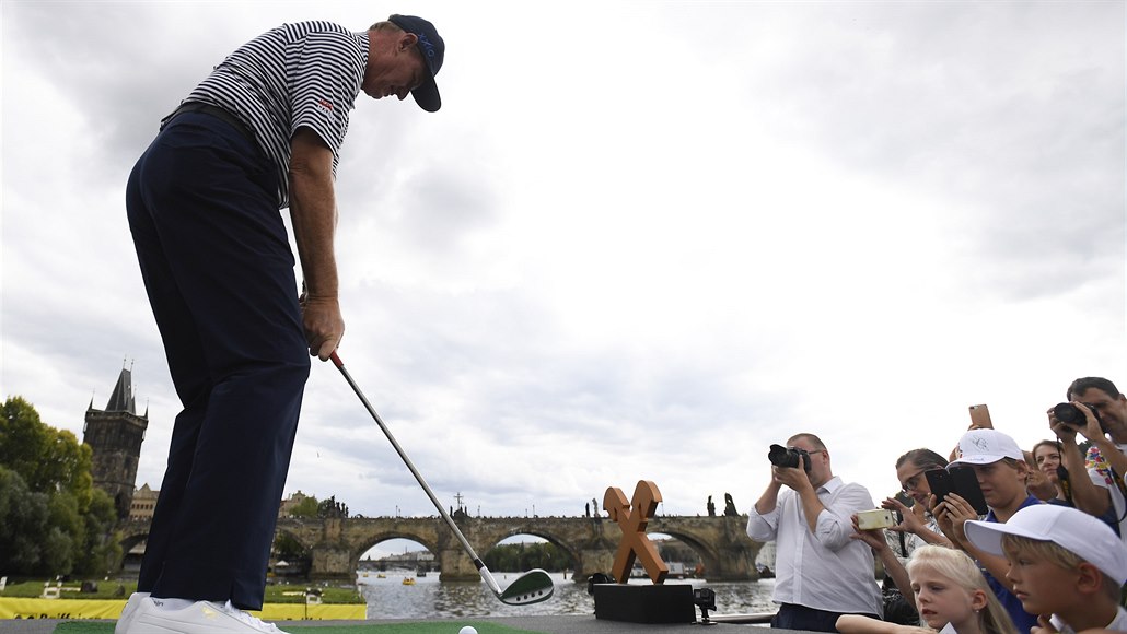 Els hrál golfovou exhibici s půjčenou holí, vyhrál Pietersův tým