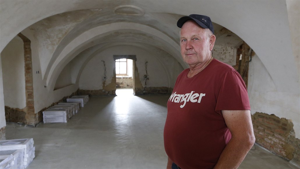 Koupil zdevastovaný zámek a opravuje ho, bojuje ale s památkáři
