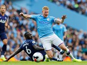 Kevin De Bruyne z Manchesteru City (vpedu) pad po souboji s Davinsonem...