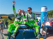 Jan Kopeck a Pavel Dresler se raduj z vtzstv na Barum rallye.