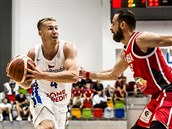 esk basketbalista Tom Vyoral (vlevo) m k tuniskmu koi.