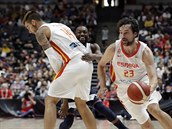 panlsk rozehrva Sergio Llull (vpravo) vyuil clony pivota Willyho...