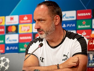 Slávistický kouč Jindřich Trpišovský na tiskové konferenci před zápasem v Kluži.