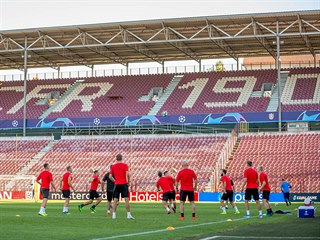 Trénink fotbalistů Slavie na hřišti rumunské Kluže.