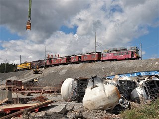 Opravy trakčního vedení na místě, kde vykolejil vlak s vápencem. (13. srpna...