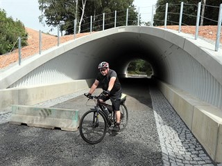 Tunel pro cyklisty na stezce Cheb - Waldsassen je hotový. Teď zbývá položit...