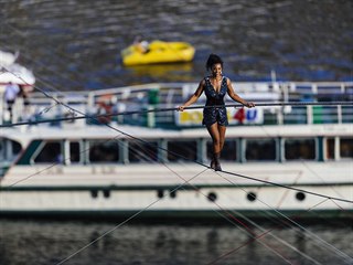 Světoznámá provazochodkyně Tatiana-Mosio Bongonga úspěšně přešla přes Vltavu od...