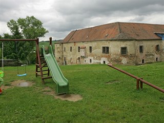 Takto vypadal zámek ve Stránecké Zhoři v létě 2004. Patnáct let poté už získává...