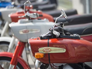 Stovky motocyklů Jawa z různých období 17. srpna 2019 dorazily do výrobního...