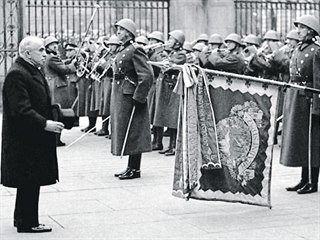 Nového prezidenta Emila Háchu vítala po zvolení 30. listopadu 1938 Hradní strá...