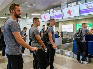 Fotbalisté Slavie při odletu na utkání předkola Ligy mistrů do Rumunska.