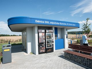 Odpočívky Kurovice na D55 otevřeli silničáři více než osm let po zprovoznění...