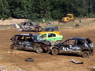 V areálu bývalé pískovny v Mohelnici se uskutečnily demoliční závody autovraků.