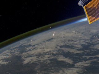 Jeden z meteorů z meteorického roje Perseid, který z ISS zachytil astronaut...