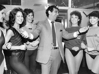 Plácido Domingo s tanečnicemi ze skupiny The Rockettes (New York, 27. února...