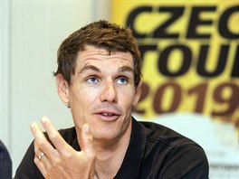 Jihoafrian Daryl Impey z tmu Mitchelton-Scott bhem tiskov konference ped...