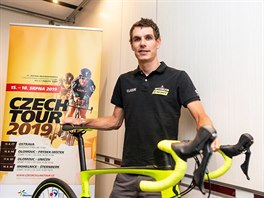 Jihoafrian Daryl Impey z tmu Mitchelton-Scott pzuje bhem tiskov konference...