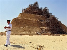 Doserova (stupovitá) pyramida v egyptské Sakkáe bhem rekonstrukce v roce...