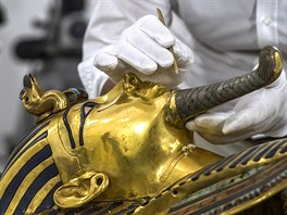 Restaurátoi Egyptského muzea v Káhie ulomili ped zraky návtvník vousy z 3...