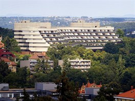 Budova hotelu z ulice Pod Bateriemi na pražské Ořechovce. (21. srpna 2013)