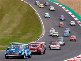 ZÁVOD EN. Jezdkyn ve vozech Mini 7 a Miglia závodí na okruhu Brands Hatch ve...