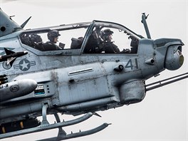 BITEVNÍ STROJ. Dvoumotorový vrtulník Bell AH-1Z Viper oddílu americké námoní...