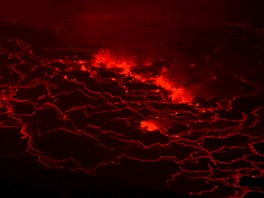 HNOUCÍ PROUD. Láva svtélkuje uvnit kráteru sopky Nyiragongo, která stojí v...