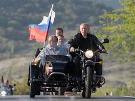 Ruský prezident Vladimir Putin a krymský premiér Sergej Aksjonov (vlevo) bhem...