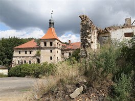 Zámek Miro�ovice je v neudr�ovaném stavu u� 70 let a loni v srpnu se mu z�ítila...