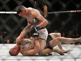 Takhle zpasil Nate Diaz (nahoe) s Conorem McGregorem v roce 2016 na MMA...