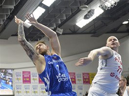 esk basketbalista Vojtch Hruban v souboji s Damianem Kuligem z Polska.