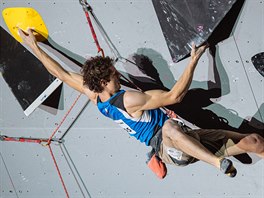 Adam Ondra na mistrovstv svta v japonskm Haiodi.