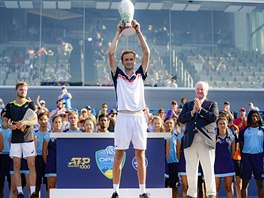 Rusk tenista Daniil Medvedv s trofej pro vtze turnaje v Cincinnati.
