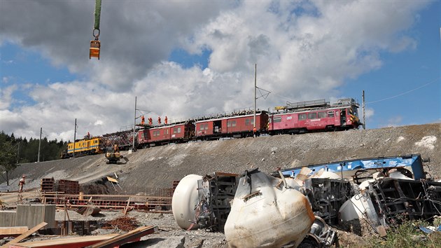 Opravy trakčního vedení na místě, kde vykolejil vlak s vápencem. (13. srpna 2019)