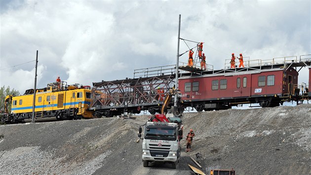 Opravy trakčního vedení na místě, kde vykolejil vlak s vápencem. (13. srpna 2019)