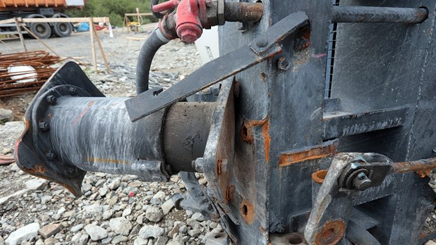 Opravy traknho veden na mst, kde vykolejil vlak s vpencem. (13. srpna 2019)