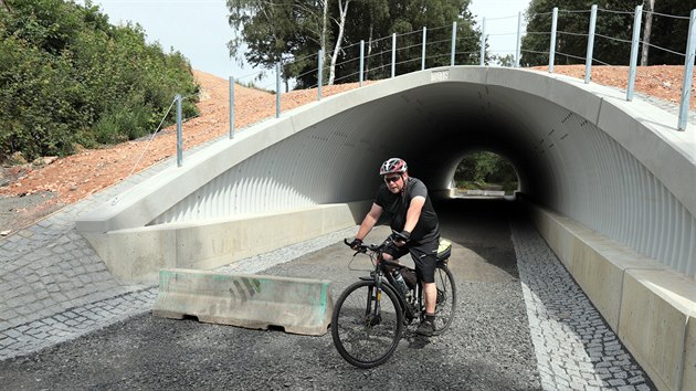 Tunel pro cyklisty na stezce Cheb - Waldsassen je hotový. Teď zbývá položit asfaltový koberec a přivést na most automobily.