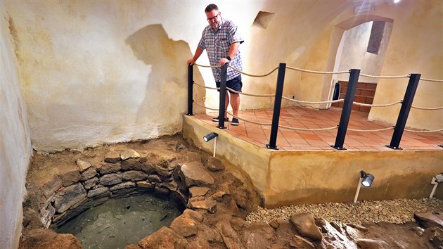 editel sokolovskho muzea Michael Rund v podzem zmku. Na snmku jsou vidt pozstatky hradebn zdi pvodnho sokolovskho hradu z 13. stolet.