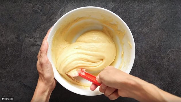 Přidejte citronovou kůru, zakysanou smetanu a mouku. S pomocí stěrky jemně promíchejte. Přidejte máslo a jemně promíchejte, dokud se máslo nespojí s těstem.