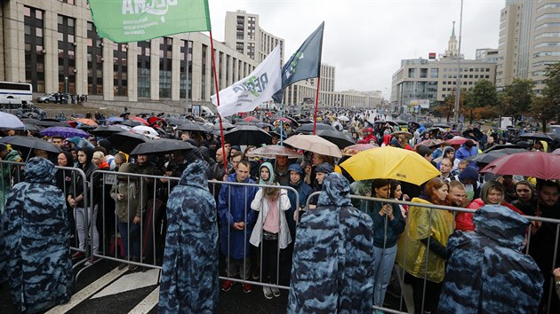 Protestujc dav na demonstraci v Moskv kvli volbm. Opozin politiku Ljubov Sobolovou ady odmtly zaregistrovat jako kandidtku do zijovch voleb do moskevskho snmu. (10. srpna 2019)