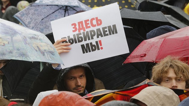 Demonstrant dr tranparent s heslem Jsme to my, kdo m vybrat! bhem protest v Moskv (10. srpna 2019)