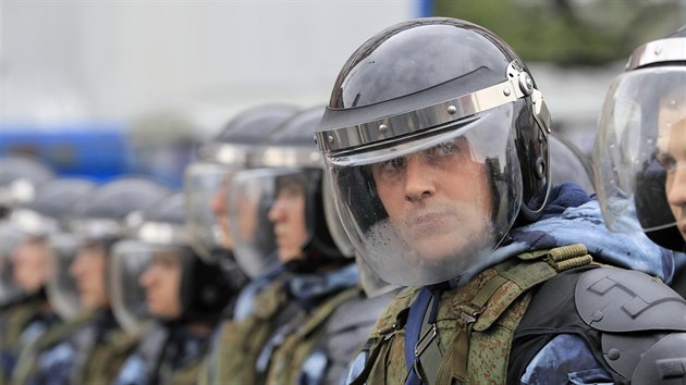 Policist v Moskv dohlej na protesty kvli volbm. (10. srpna 2019)