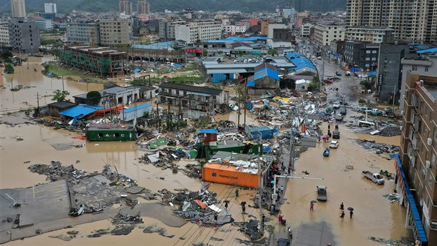 Siln vtr a pvalov det spojen s tajfunem Lekima devastovaly ve mst Dajing v okrese Leqing nsk provincie Zhejiang sklady i domy. (11. srpna 2019)