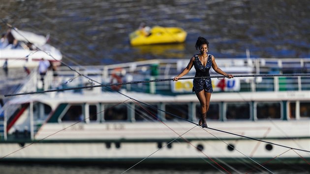 Sv�tozn�m� provazochodkyn� Tatiana-Mosio Bongonga �sp�n� p�e�la p�es Vltavu od pra�sk� budovy pr�vnick� fakulty do Letensk�ch sad�. (14. srpna 2019)