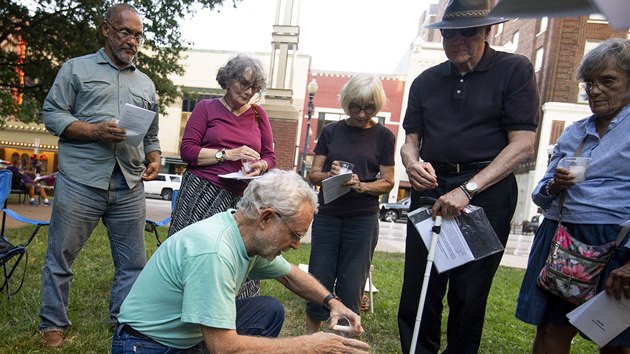 Ped vznic se bhem popravy shromdilo nkolik odprc trestu smrti. (16. srpna 2019)