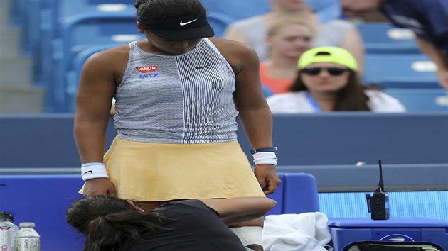 Japonsk tenistka Naomi sakaov si nechv oetit levou nohu.