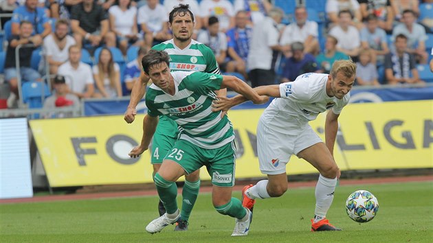 Nemanja Kuzmanovi z Banku Ostrava sprintuje s mem. Sth ho Kamil Vacek z Bohemians.