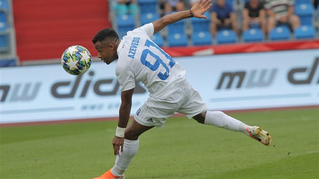 Carlos Azevedo z Ban�ku Ostrava zpracov�v� m��.