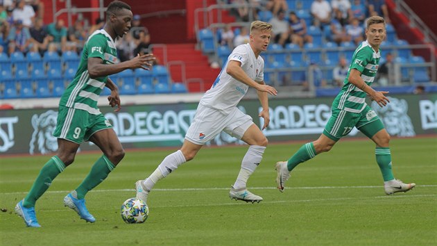 Ibrahim Keita z Bohemians vede m, za nm b Vclav Prochzka z Banku Ostrava.